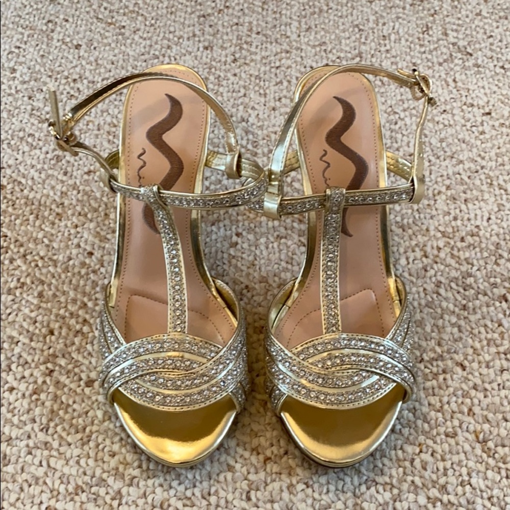 NWOT Gold + Glittery NINA Cocktail / Evening Shoes
